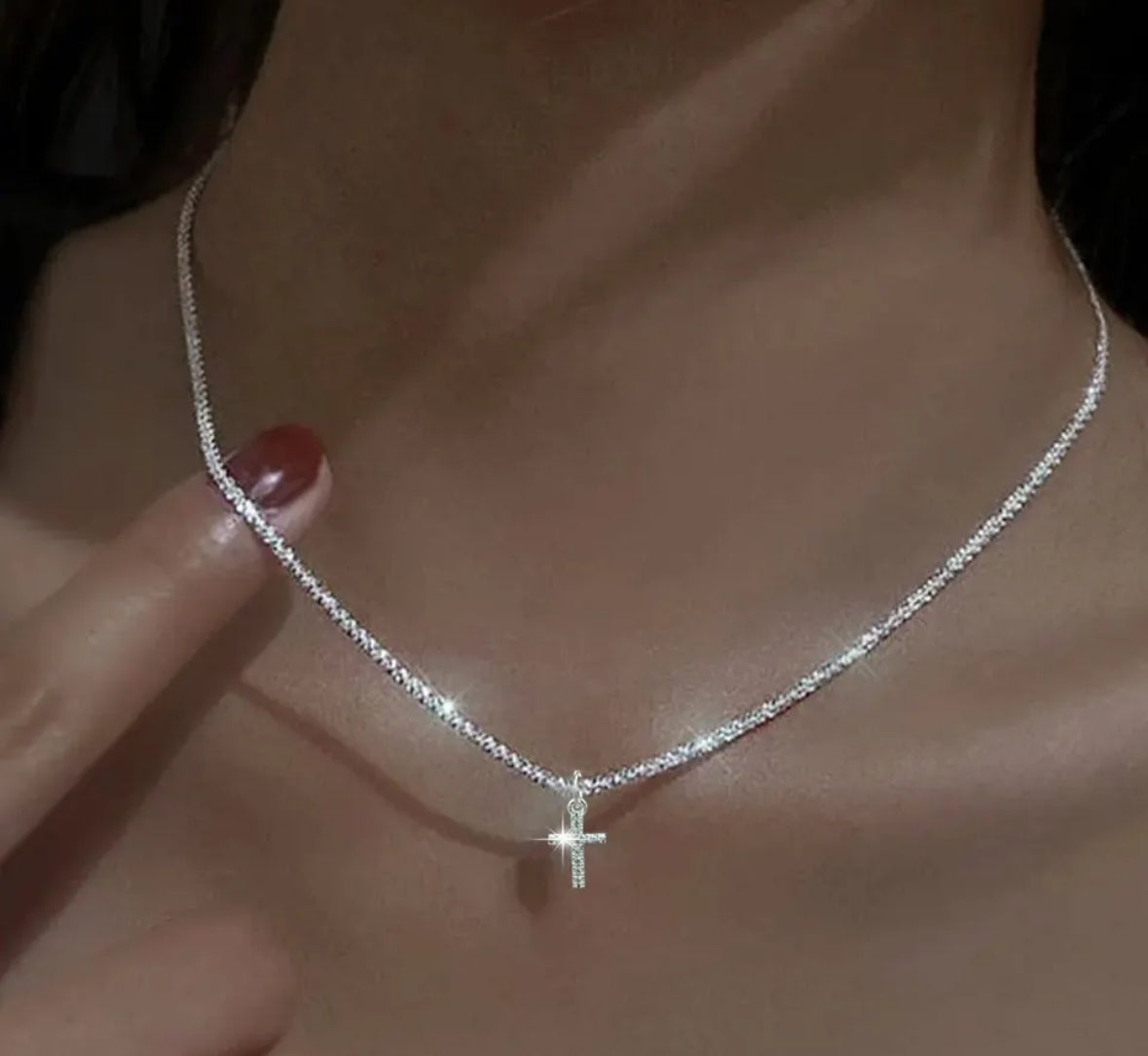 Elegant cross necklace